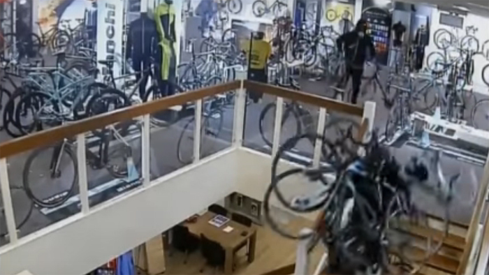 Trộm táo tợn đột nhập cửa hàng thoải mái lấy hàng loạt xe đạp