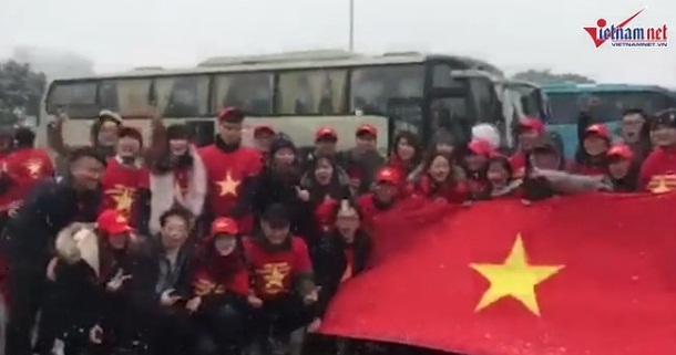 Khí thế hừng hực của cổ động viên U23 Việt Nam dưới tuyết Thường Châu