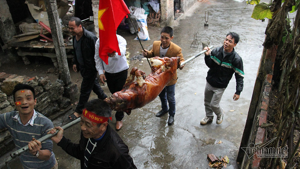 Tiệc làng ở quê hương hậu vệ Vũ Văn Thanh