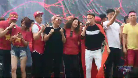 Đàm Vĩnh Hưng và các nghệ sĩ hát mừng bàn thắng hòa trong giờ giải lao