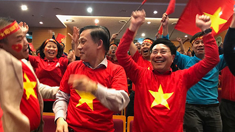 Phó Thủ tướng reo vui sau cú sút của Quang Hải