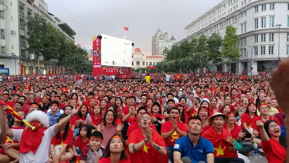 Biển người 'nhuộm đỏ' phố đi bộ Nguyễn Huệ xem U23 Việt Nam