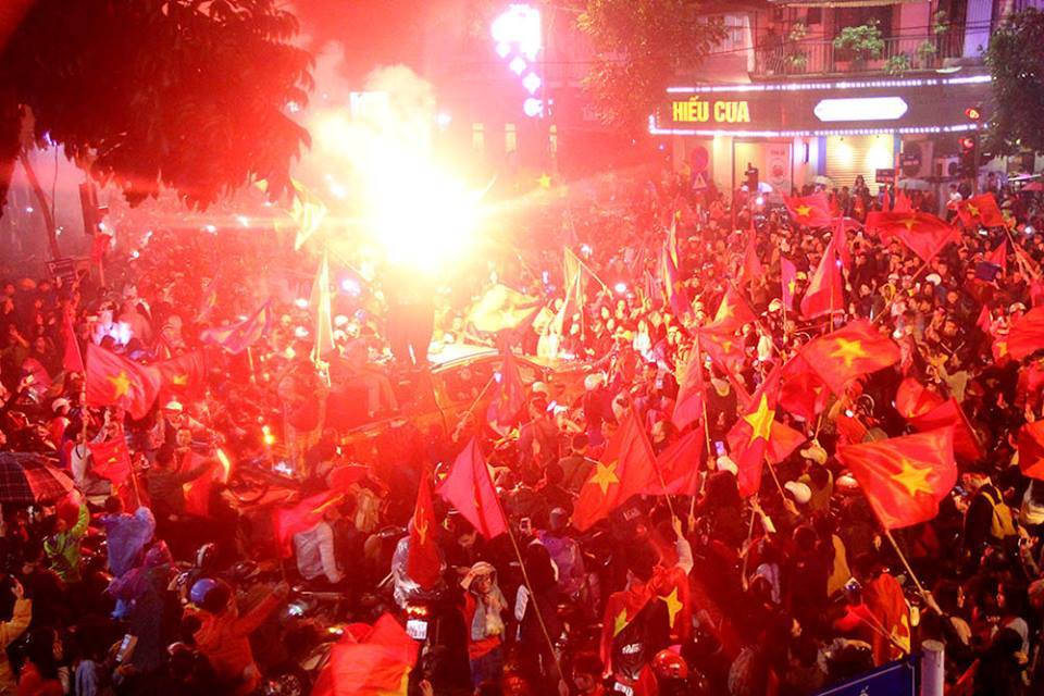 Người hâm mộ xuống đường mừng U23 Việt Nam bất chấp mưa tầm tã