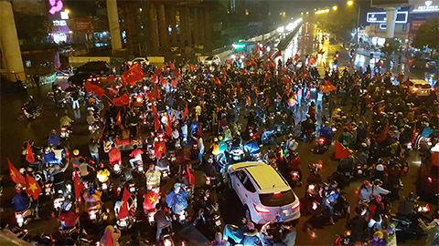 ăn mừng - nhị tiến