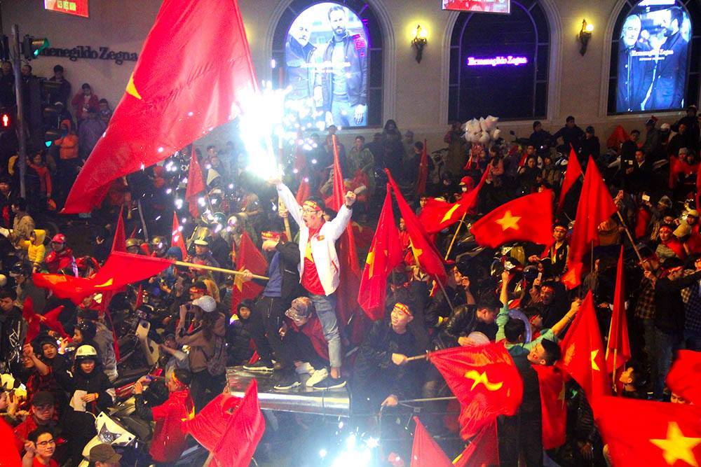 U23 Việt Nam vuột cúp vàng, biển người vẫn đổ về Hồ Gươm