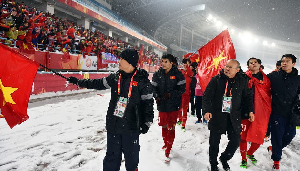 Xúc động hình ảnh U23 Việt Nam đi quanh sân cảm ơn người hâm mộ