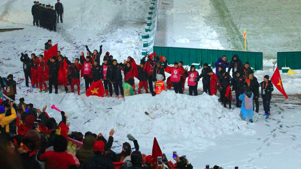 Phút tri ân CĐV trong tuyết của U23 Việt Nam trên sân Thường Châu