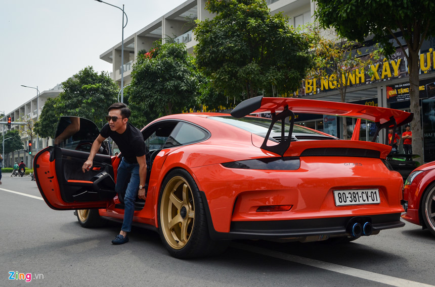 Cường Đô La cùng đoàn siêu xe diễu hành trên phố Sài Gòn