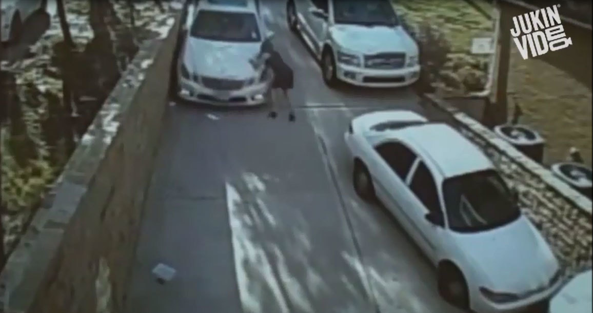 Chỉ vì đậu xe bất cẩn nhận ngay cái kết 'đắng'