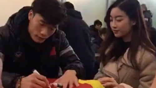 Hoa hậu Mỹ Linh vui mừng vì xin được chữ ký của thủ môn Tiến Dũng