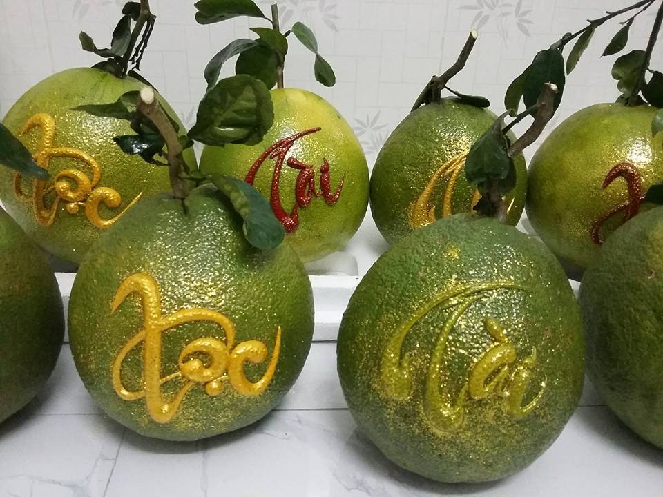 Hoa quả độc lạ Tết 2018: Bưởi thỏi vàng 2 triệu/cặp, dưa hấu vuông 3,5 triệu