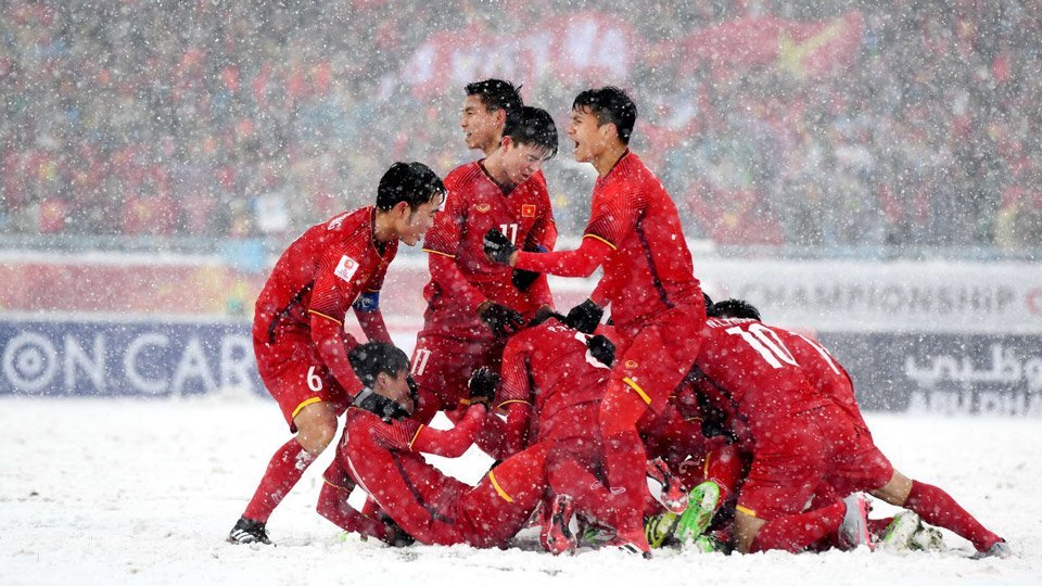 Trong tuyết, 11 chàng trai như những ngọn lửa làm tan chảy trái tim chúng ta