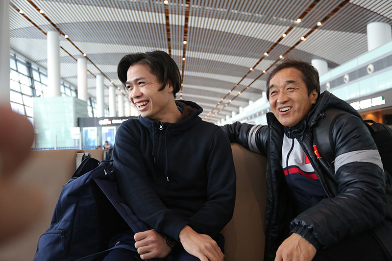 Thầy Park cùng U23 Việt Nam tươi rói lên máy bay về nước