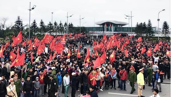 CĐV nhuộm đỏ Nội Bài, chờ đón U23 Việt Nam