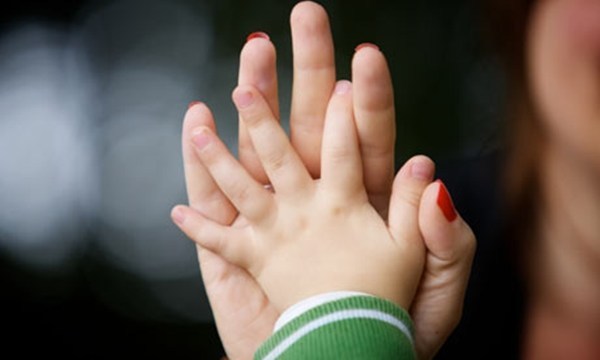 Mẹ người yêu ném 50 triệu vào mặt tôi để 'đổi cháu'