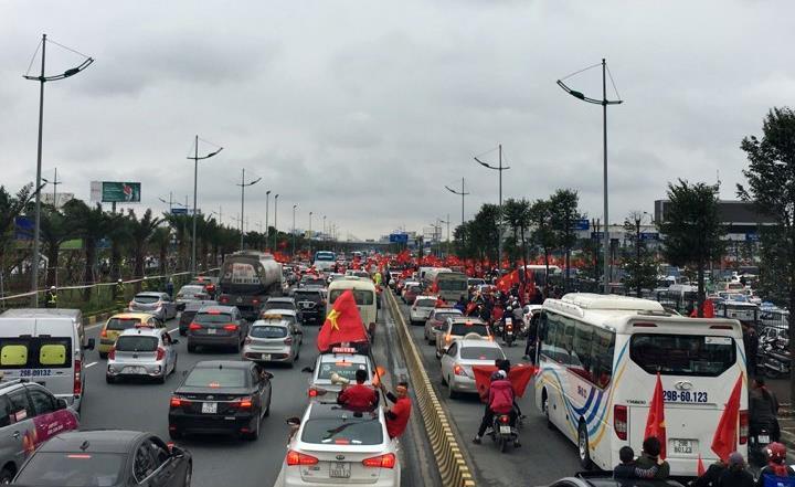Lối vào nhà ga T2 sân bay Nội Bài đang tắc nghẽn khi hàng nghìn CĐV ra đón các tuyển thủ U23 Việt Nam.