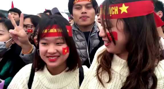 CĐV hô vang Việt Nam vô địch ở Nội Bài