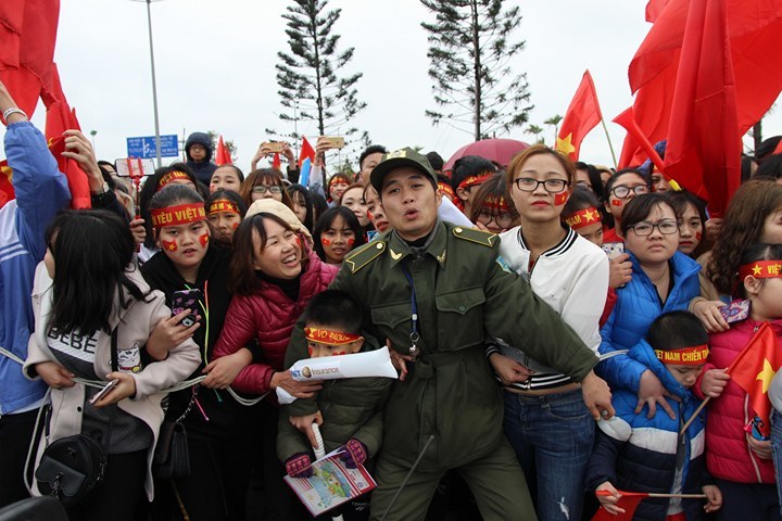 Chen nhau nghẹt thở, leo ngọn cây đón U23 Việt Nam