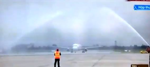 Xe cứu hỏa phun nước vào thân máy bay