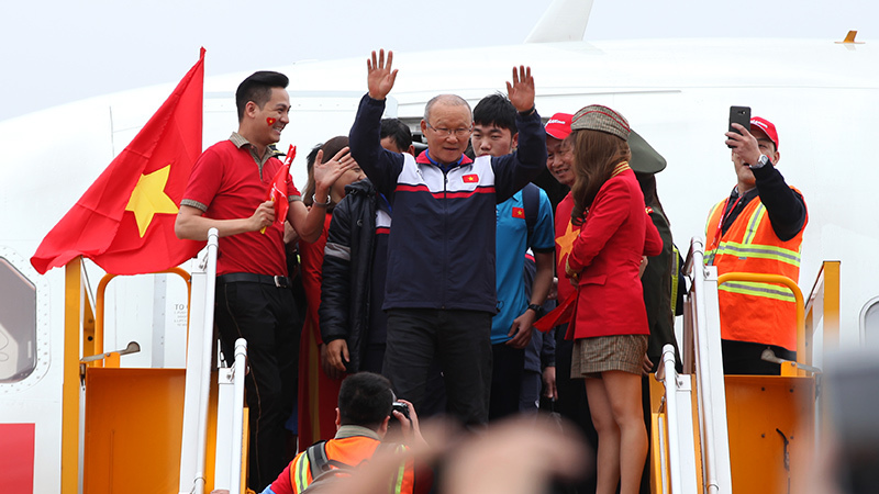 Khoảnh khắc ngất ngây chào đón U23 Việt Nam và thầy Park