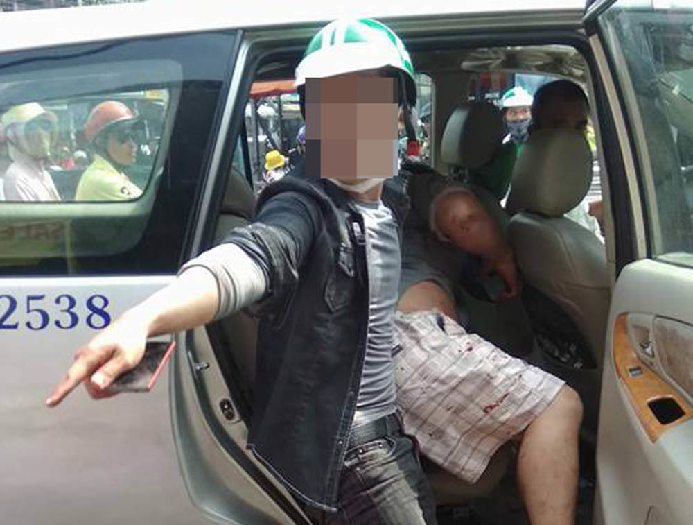 Thanh niên đội MBH Grabbike đâm người trên phố Sài Gòn