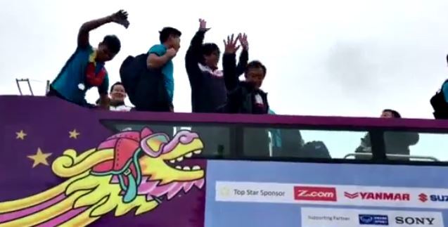 U23 Việt Nam diễu hành trên xu bus mui trần