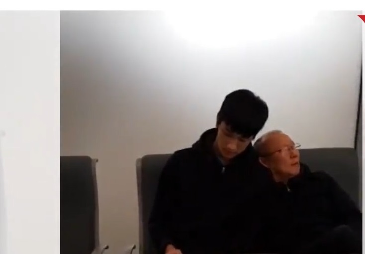 Hành động đáng yêu, đốn tim người hâm mộ của ngài Park ở sân bay