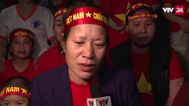 Bố mẹ thủ môn Bùi Tiến Dũng chúc mừng sinh nhật con