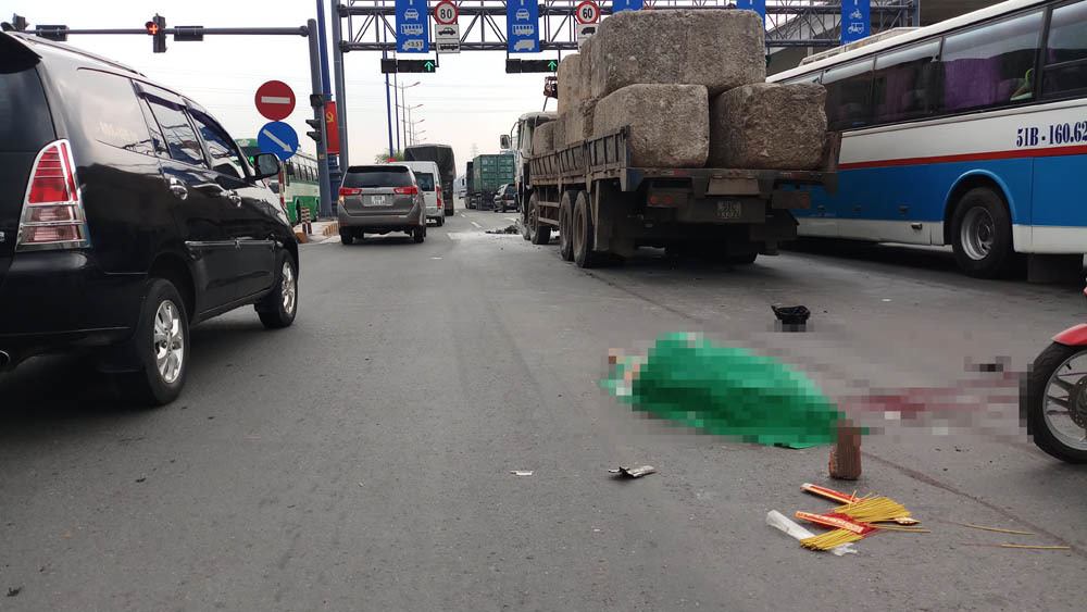 Xe máy bốc cháy sau tai nạn, một người chết