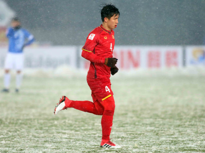 Xúc động hình ảnh trung vệ Tiến Dũng miệng đổ máu, vẫn muốn 'chiến' đến cùng