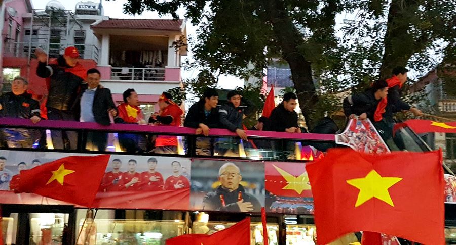 Những hình ảnh U23 Việt Nam đi qua đường Kim Mã