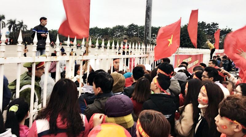 Rất nhiều CĐV đang cố gắng “vượt rào” để vào sân Mỹ Đình