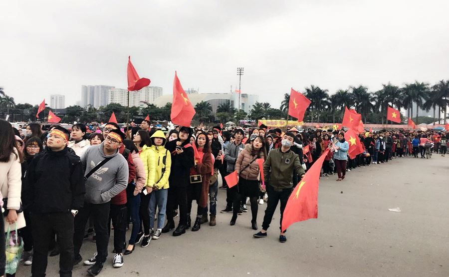 Hàng dài CĐV đang xếp hàng vào sân Mỹ Đình