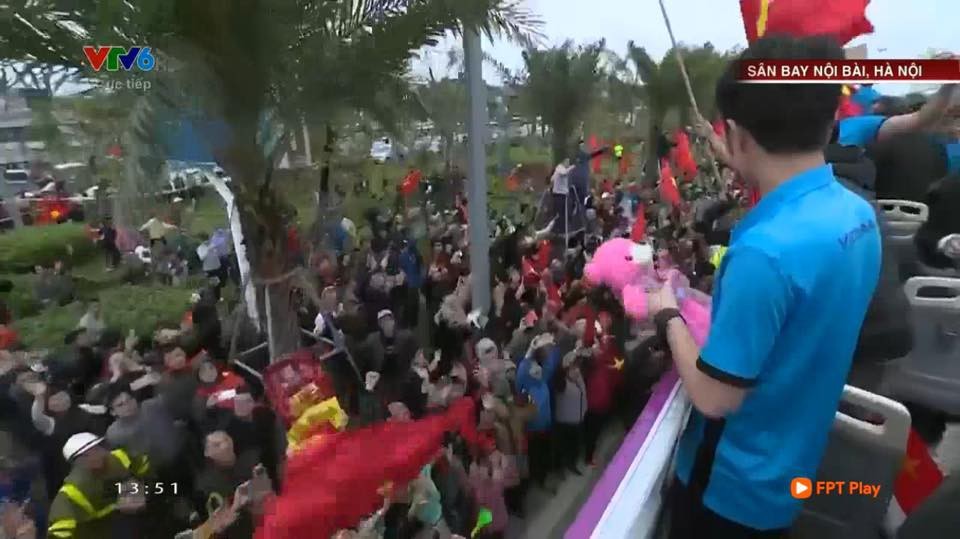 Xuân Trường cầm gấu bông, cười híp mắt chào người hâm mộ