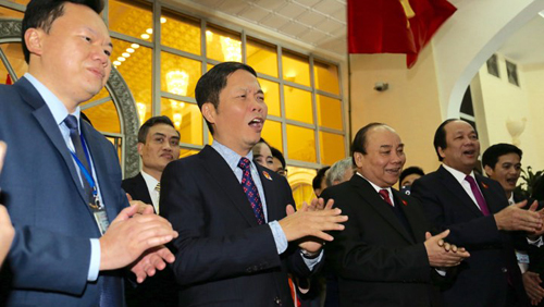 Thủ tướng Nguyễn Xuân Phúc hát