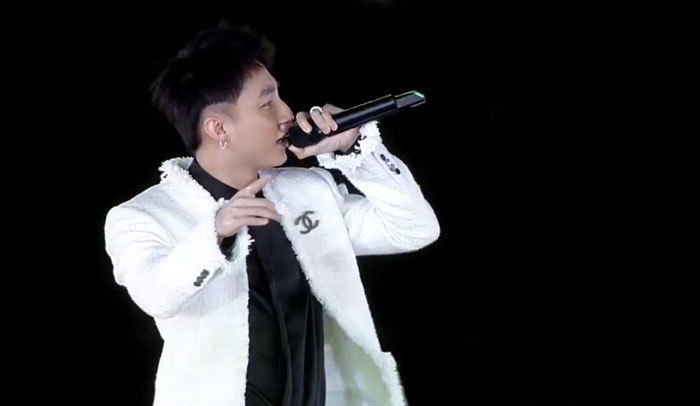 Sơn Tùng khuấy động sân Mỹ Đình bằng 'Tiến lên Việt Nam'