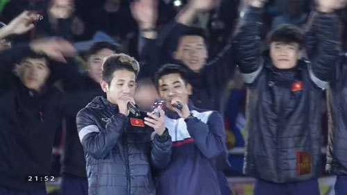 Hồng Duy và các tuyển thủ U23 hát vang 'Niềm tin chiến thắng'