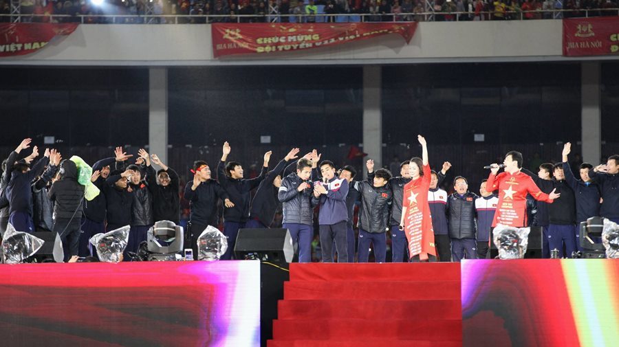 Xúc động U23 Việt Nam hát vang Niềm tin chiến thắng cùng 4 vạn CĐV
