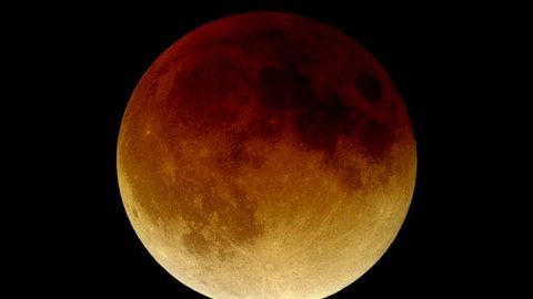 Vì sao khi nguyệt thực toàn phần thì mặt trăng lại đỏ và lớn khác thường?