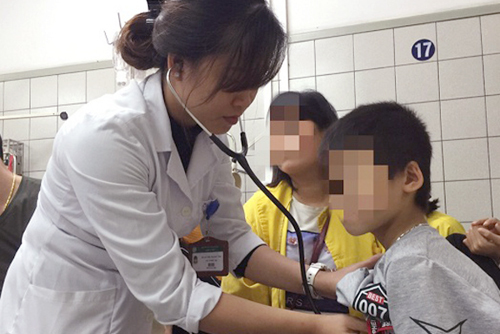 Ăn bò khô nhuộm phẩm màu, bé trai cấp cứu vì tiểu ra máu