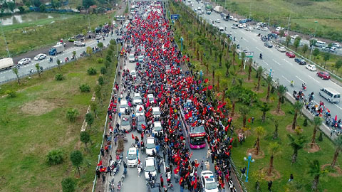 Dòng người đỏ rực đón U23 Việt Nam nhìn từ flycam