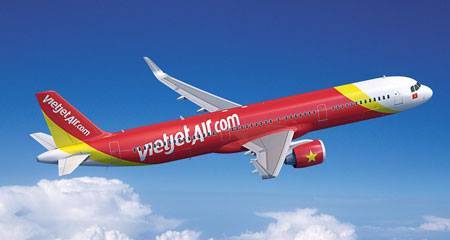 Xem xét phạt Vietjet vụ người mẫu bikini trên chuyên cơ chở U23