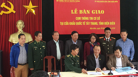 Bàn giao Cụm thông tin cơ sở tại Cửa khẩu quốc tế Tây Trang