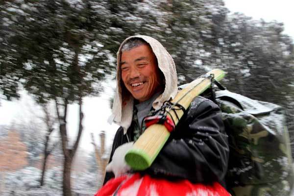 Lội tuyết hàng chục cây số dành tiền mua áo cho vợ