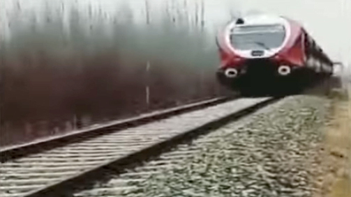 Kết cục bất ngờ người đàn ông nằm cho tàu hoả chạy qua