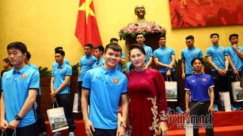 Hình ảnh cào tuyết cho Quang Hải đá phạt làm Chủ tịch QH xúc động