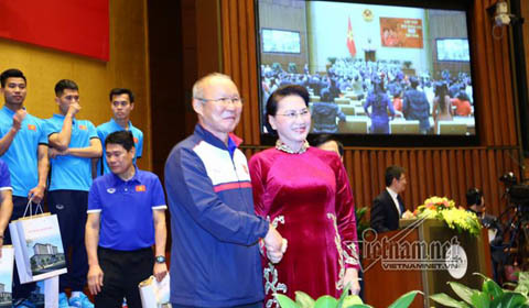 Chủ tịch QH xoa đầu