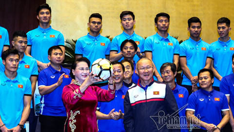 Chủ tịch QH nhận quà