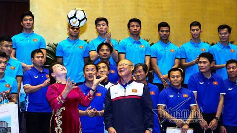 Chủ tịch QH hào hứng tung bóng U23 Việt Nam tặng