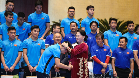 Cử chỉ thân thương của Chủ tịch QH dành cho Quang Hải